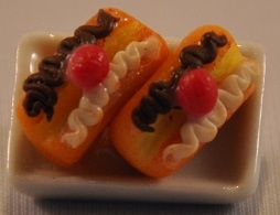 2 eclairs