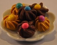 China plate with 6 cookies