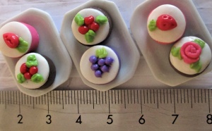 2 cheesecakes china plate