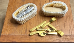 Cutlery in basket - Image 2